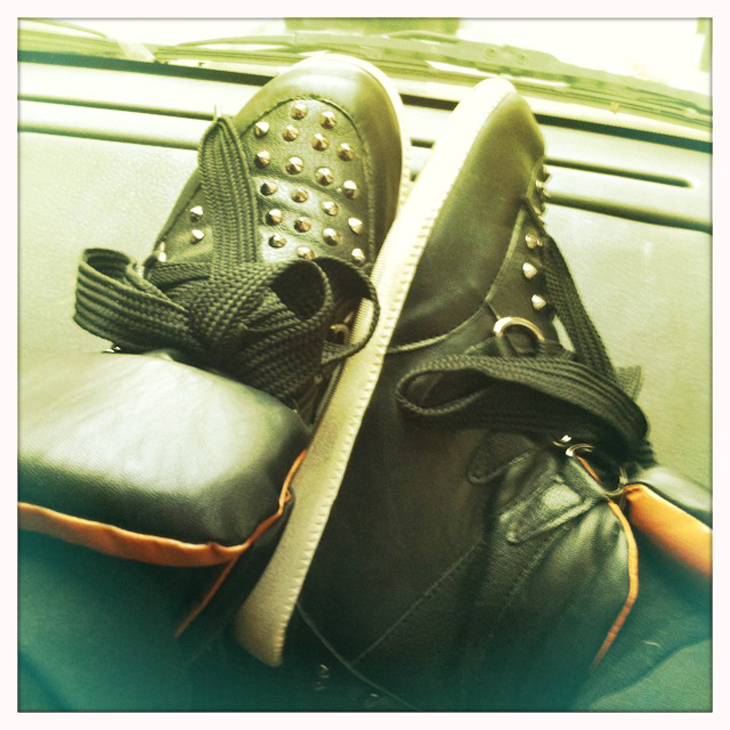 sneakers compensées cloutées
