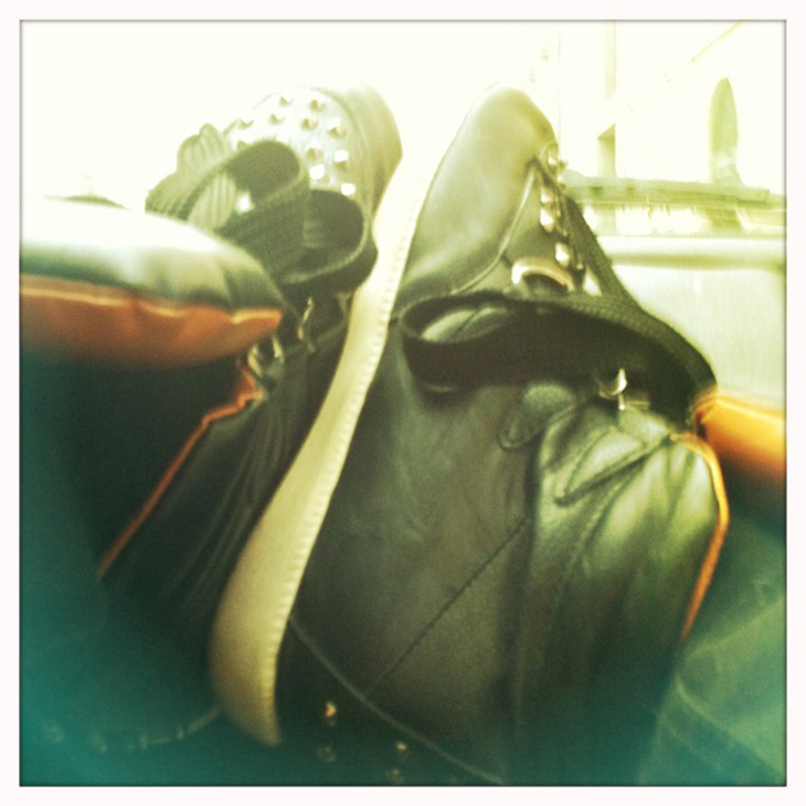 sneakers compensées cloutées