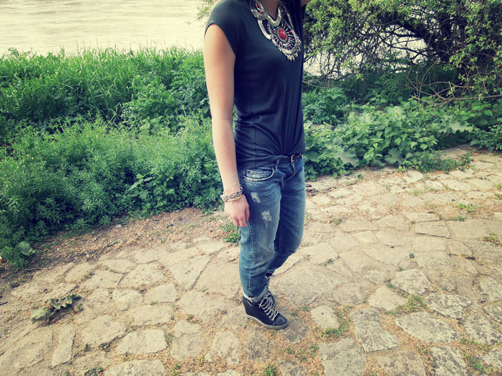 9_look_boyfriend_jean_t_shirt_gris