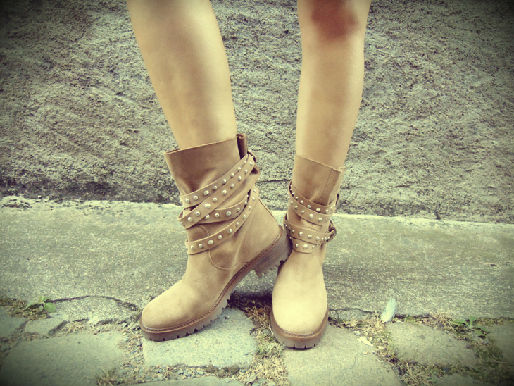 3_bottes_motardes_beige_cloutee_zara