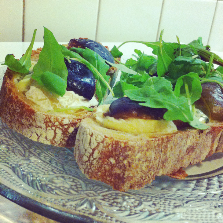 tartines_fromage_chevre_bleu_figues_roquette