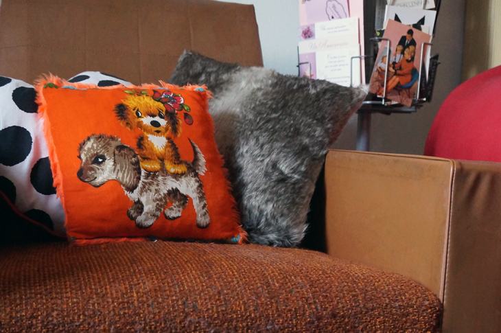 2_deco_vintage_coussin_orange_poil_tati
