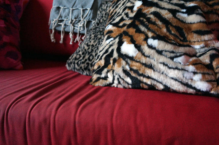 3_deco_coussin_leopard_poil_tati