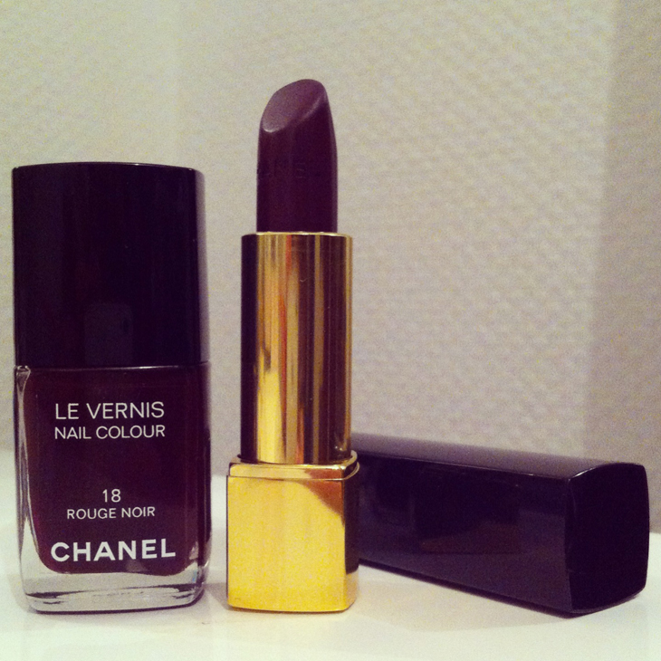 chanel_rouge_noir_vernis_ongles_rouge_levres