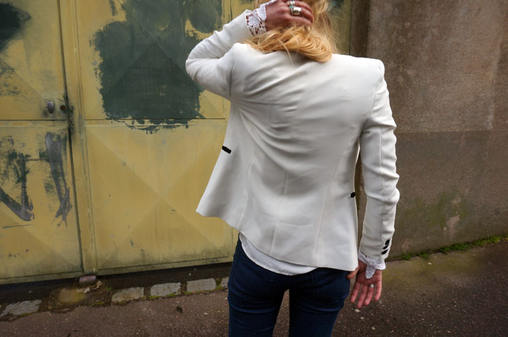 10_look_blog_mode_jean_flare_vanessa_bruno_laredoute_superstar_adidas_blazer_blanc_kookai