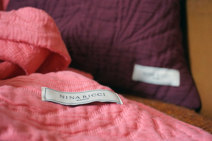 2_deco_salon_vintage_nina_ricci_maison_plaid_courtepointe_rose_housse_coussin_stella