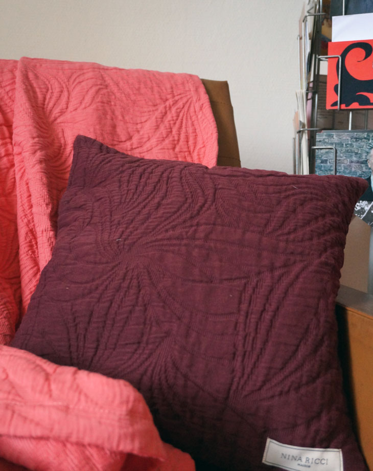 3_deco_salon_vintage_nina_ricci_maison_plaid_courtepointe_rose_housse_coussin_stella