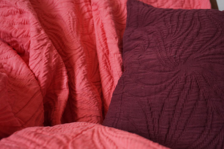 5_deco_salon_vintage_nina_ricci_maison_plaid_courtepointe_rose_housse_coussin_stella