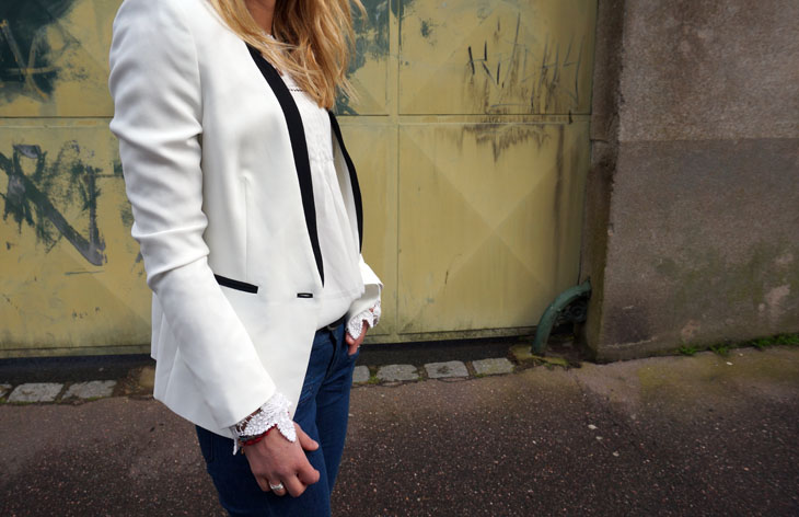 6_look_blog_mode_jean_flare_vanessa_bruno_laredoute_superstar_adidas_blazer_blanc_kookai