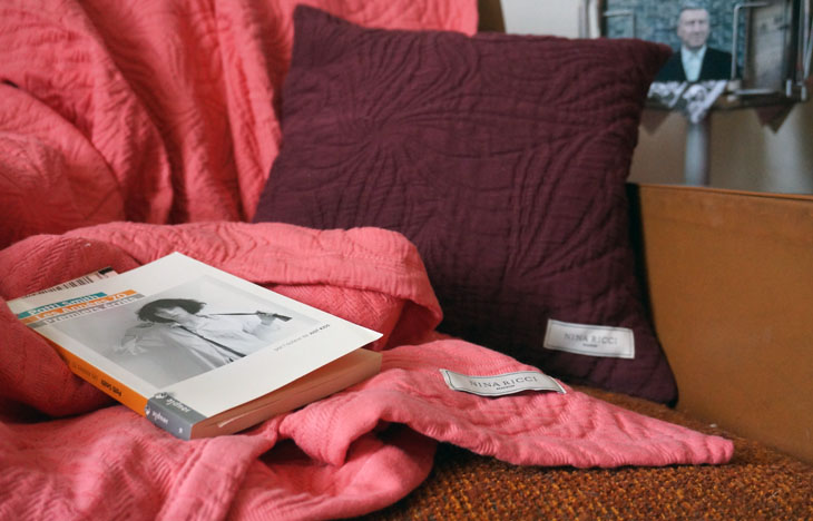 8_deco_salon_vintage_nina_ricci_maison_plaid_courtepointe_rose_housse_coussin_stella