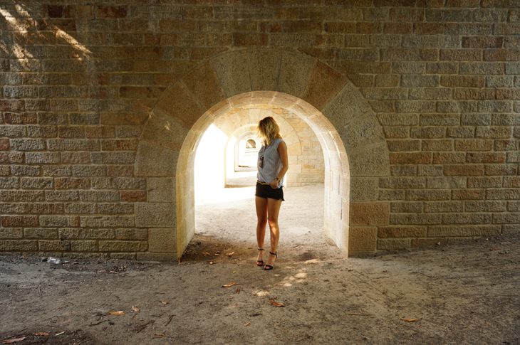 1_look_blog_mode_chemise_ltb_short_jean_levis_sandales_talons_cos