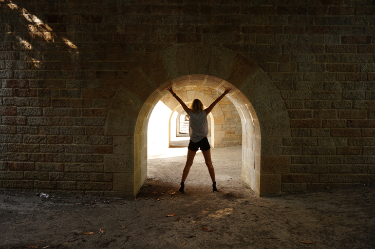 2_look_blog_mode_chemise_ltb_short_jean_levis_sandales_talons_cos