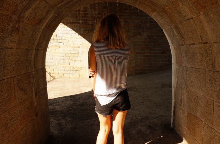 5_look_blog_mode_chemise_ltb_short_jean_levis_sandales_talons_cos