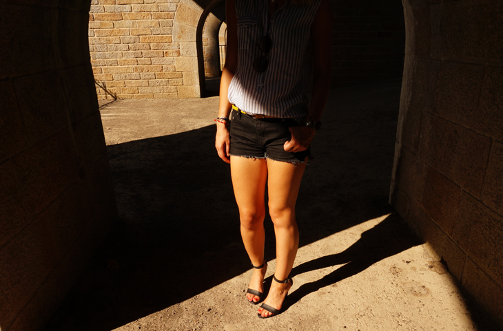 6_look_blog_mode_chemise_ltb_short_jean_levis_sandales_talons_cos