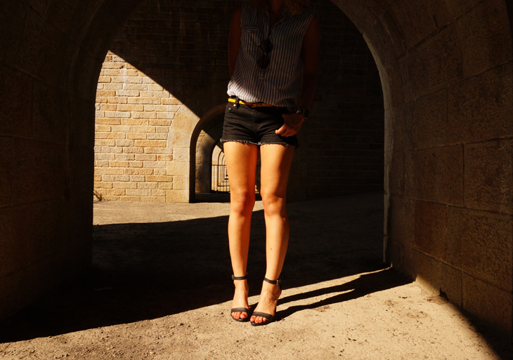 9_look_blog_mode_chemise_ltb_short_jean_levis_sandales_talons_cos