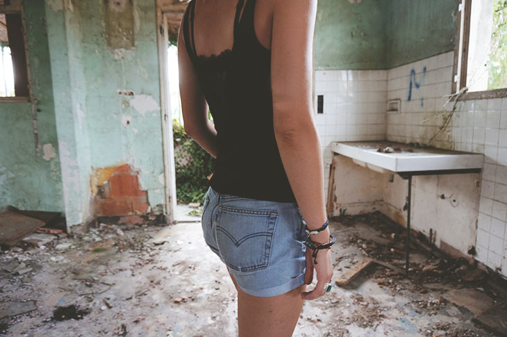 5_look_blog_mode_urbex_nantes_kimono_martofchina_top_dentelle_etam_short_levis_rosherun_nike