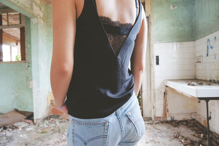 7_look_blog_mode_urbex_nantes_kimono_martofchina_top_dentelle_etam_short_levis_rosherun_nike