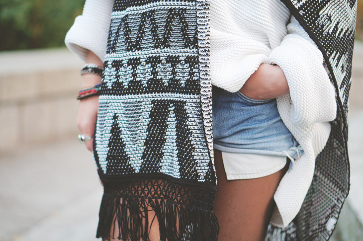 5_look_blog_mode_poncho_new_look_collants_gambettes_box_short_levis_501_boots_coco_abricot