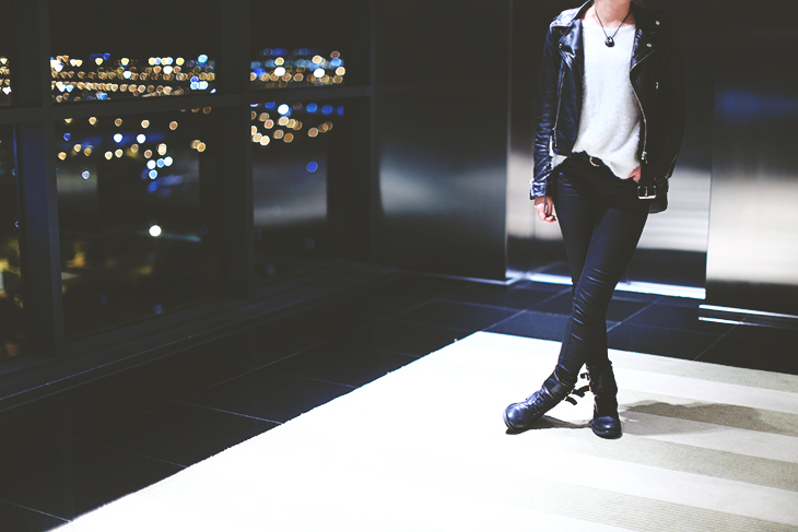 2_look_blog_mode_perfecto_cuir_vintage_pull_kiabi_pantalon_huile_zara_boots_motardes_jonak_sac_dos_nike_collier_baccarat