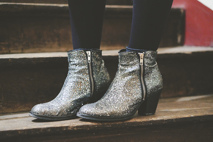 2_look_blog_mode_robe_color_block_chaussettes_pas_chasse_boots_paillettes_topshop