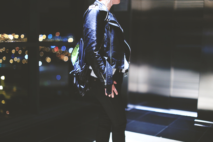 3_look_blog_mode_perfecto_cuir_vintage_pull_kiabi_pantalon_huile_zara_boots_motardes_jonak_sac_dos_nike_collier_baccarat