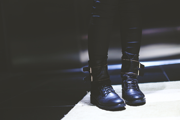 6_look_blog_mode_perfecto_cuir_vintage_pull_kiabi_pantalon_huile_zara_boots_motardes_jonak_sac_dos_nike_collier_baccarat