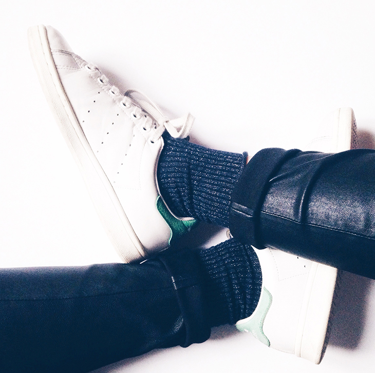 4_look_blog_mode_legging_cuir_shine_blossom_chaussettes_pas_chasse_stan_smith
