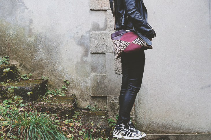 1_look_blog_mode_legging_cuir_shine_blossom_adidas_top_ten_zebre_sac_mohekann