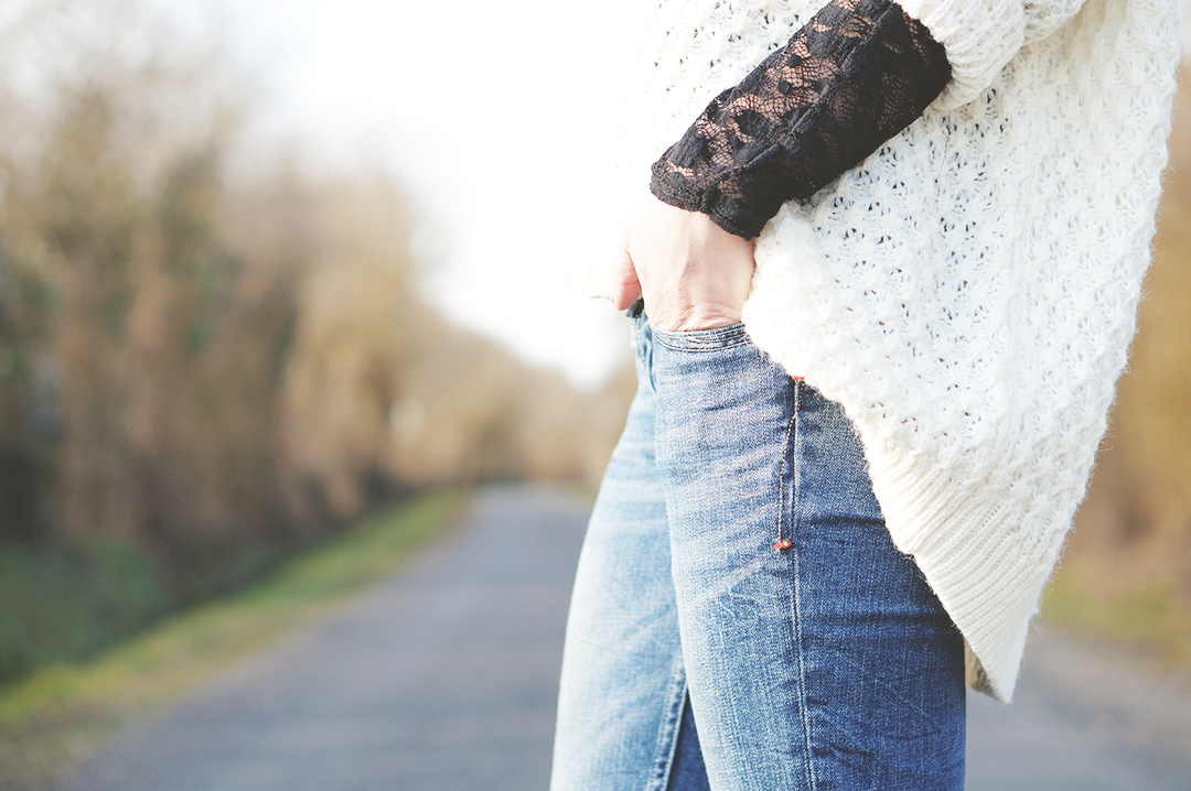 11_look_blog_mode_pull_hm_dentelle_noir_zara_slim_levis_baskets_top_ten_adidas_zebre