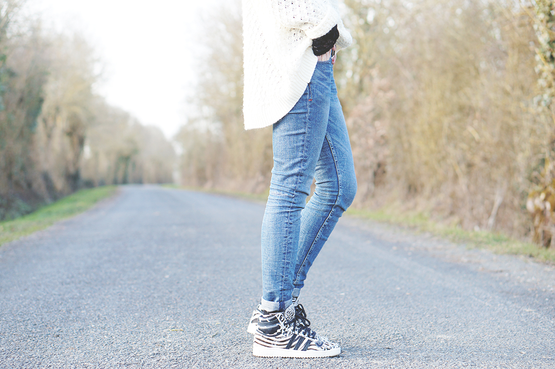 2_look_blog_mode_pull_hm_dentelle_noir_zara_slim_levis_baskets_top_ten_adidas_zebre