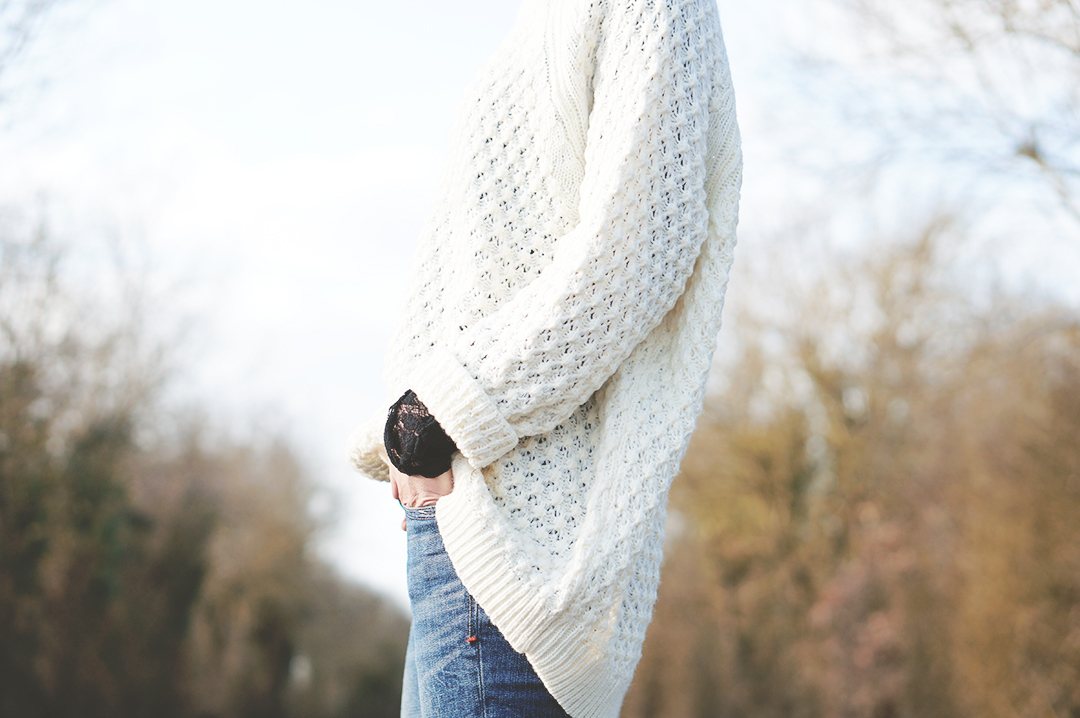 3_look_blog_mode_pull_hm_dentelle_noir_zara_slim_levis_baskets_top_ten_adidas_zebre