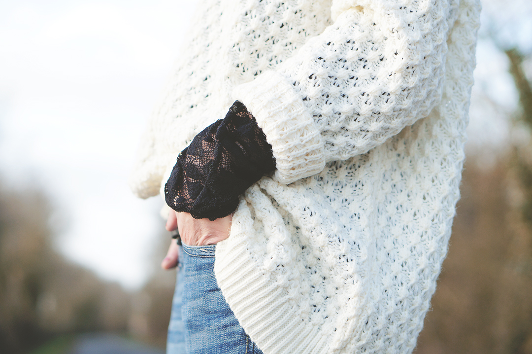 5_look_blog_mode_pull_hm_dentelle_noir_zara_slim_levis_baskets_top_ten_adidas_zebre