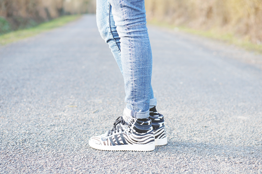 6_look_blog_mode_pull_hm_dentelle_noir_zara_slim_levis_baskets_top_ten_adidas_zebre