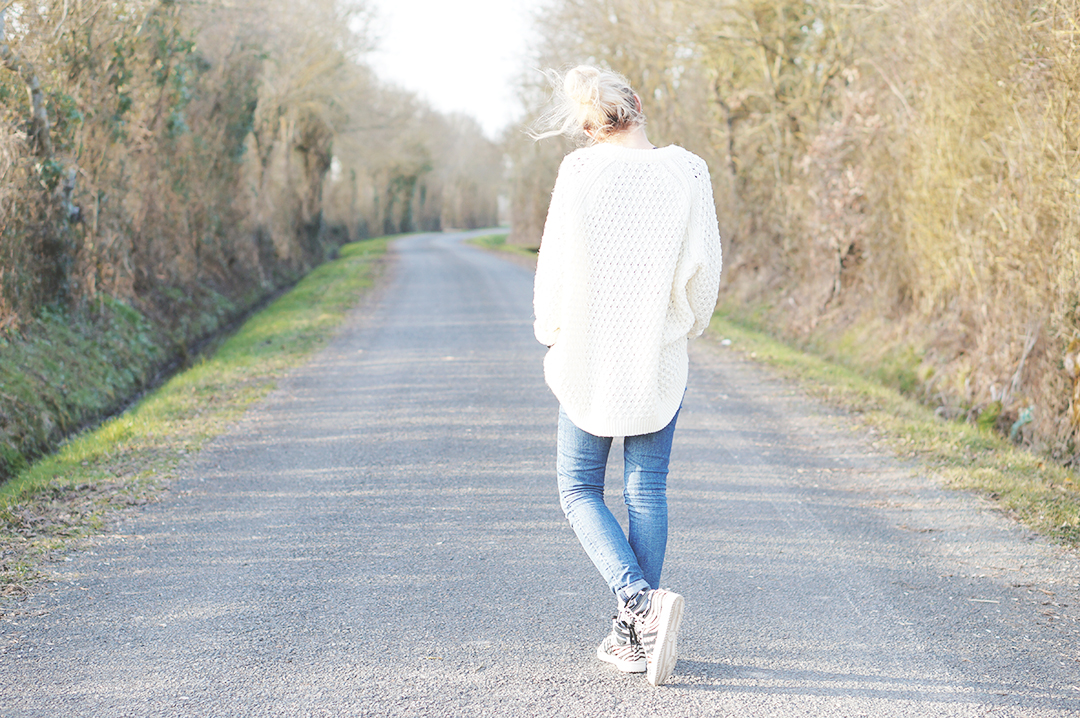 8_look_blog_mode_pull_hm_dentelle_noir_zara_slim_levis_baskets_top_ten_adidas_zebre