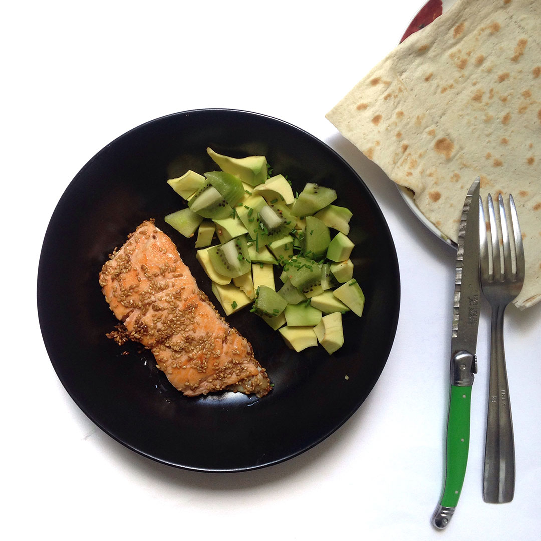 3_idee_dejeuner_saumon_sesame_avocat_kiwi_pain_lavash