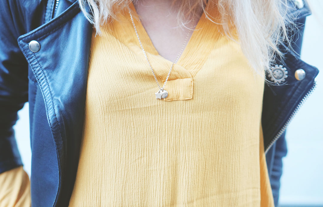 3_look_blog_mode_nantes_blouse_jaune_hm_boots_leopard_eram_sac_cabas_turano_cruise_corail_clarks_collier_merci_maman