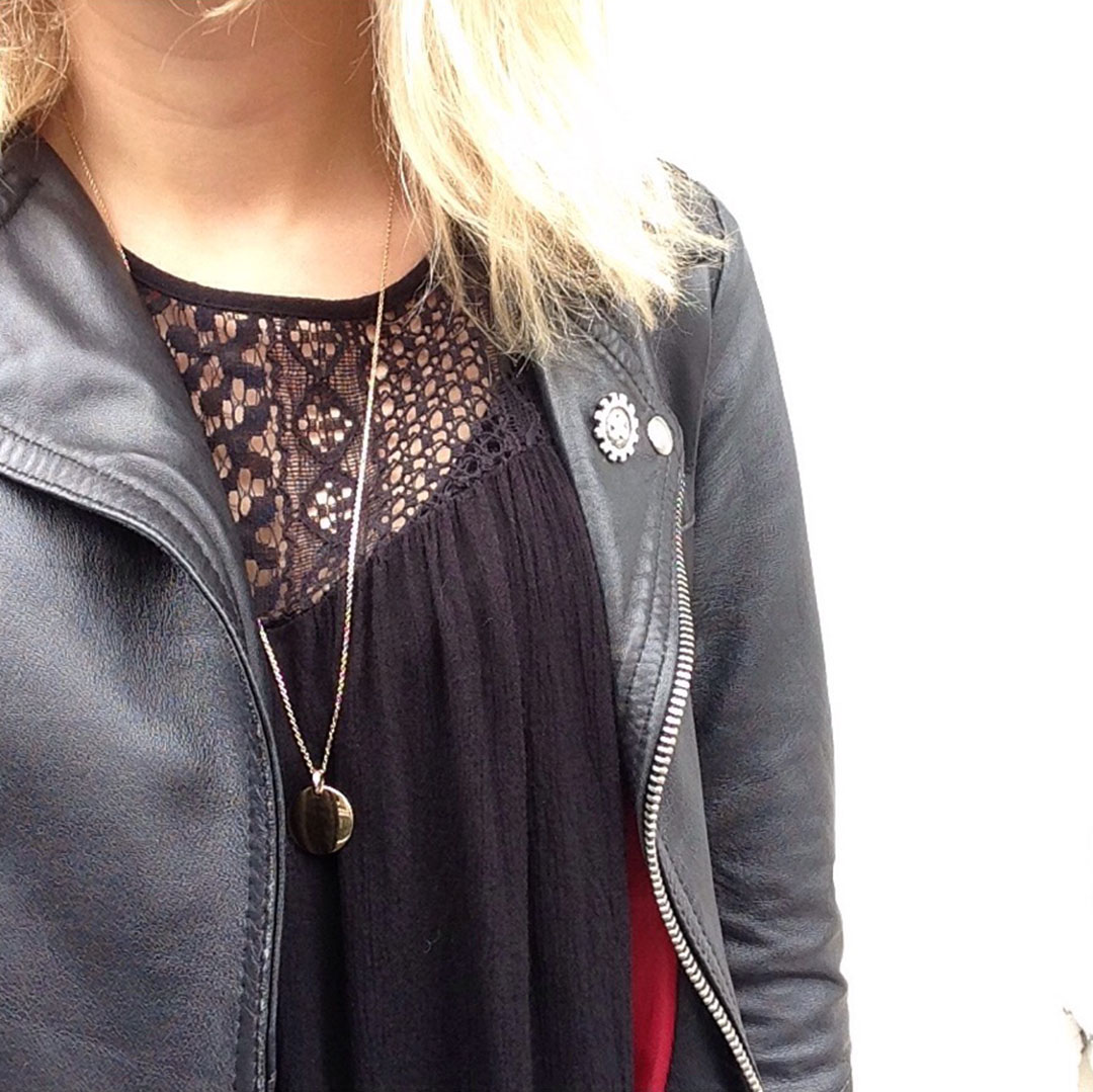 7_look_blog_mode_blouse_dentelle_kiabi_perfecto_cuir_vintage_collier_medaille_gravee_pretty_wire