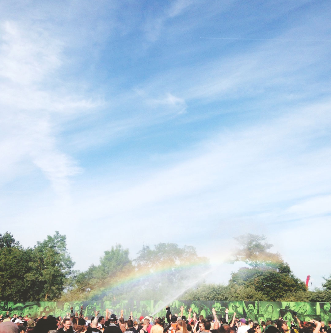 13_hellfest_2015_10_ans_lances_eau_arc_en_ciel
