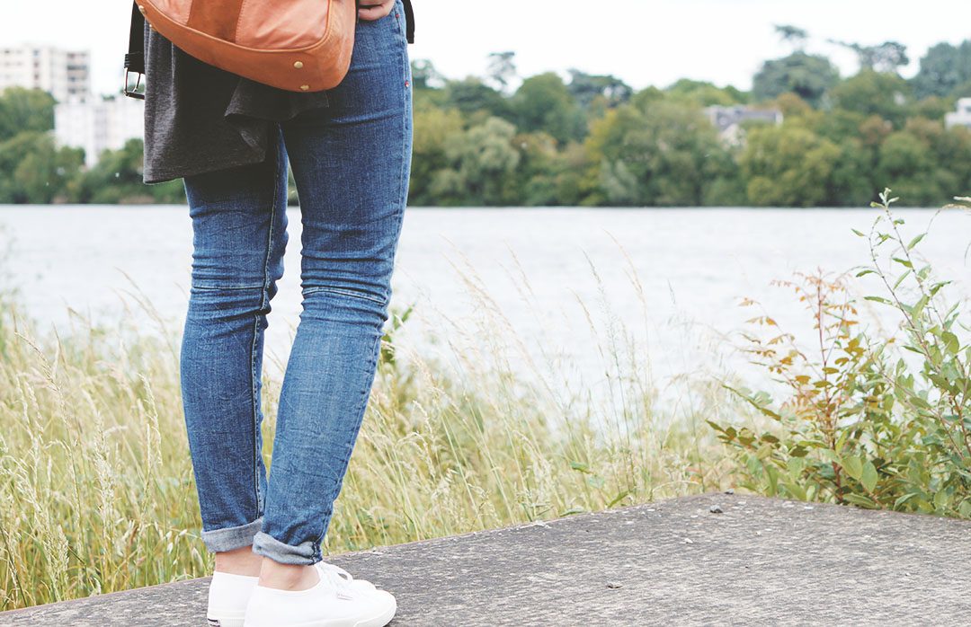 2_look_blog_mode_nantes_perfecto_cuir_vintage_jean_levis_baskets_superga_blanches_sac_charlie_heimstone