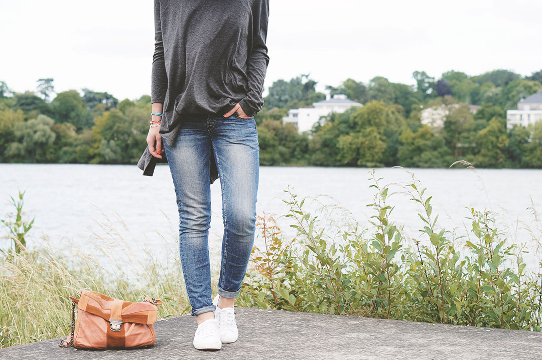 4_look_blog_mode_nantes_perfecto_cuir_vintage_jean_levis_baskets_superga_blanches_sac_charlie_heimstone