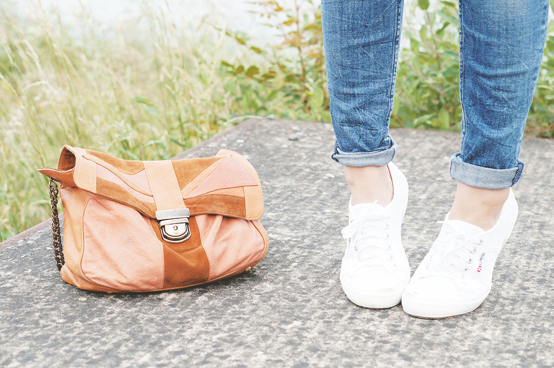 9_look_blog_mode_nantes_perfecto_cuir_vintage_jean_levis_baskets_superga_blanches_sac_charlie_heimstone