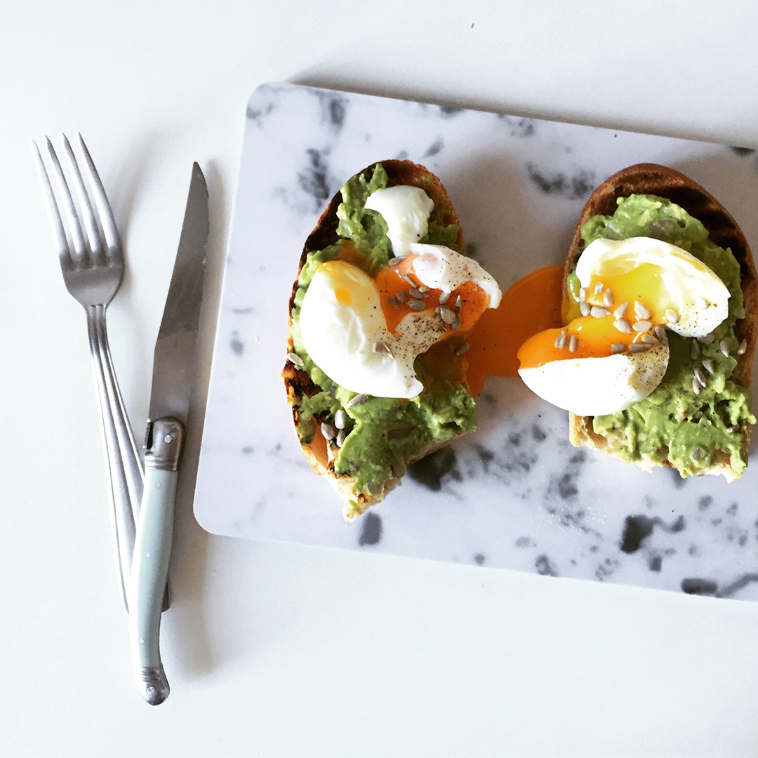 4_idee_recette_brunch_tartine_avocat_oeuf_mollet