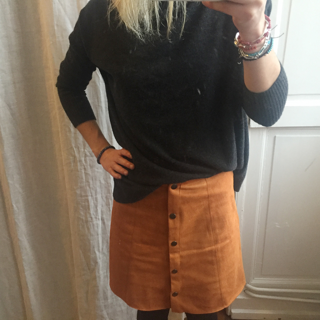 5_look_blog_mode_jupe_courte_suedine_romwe