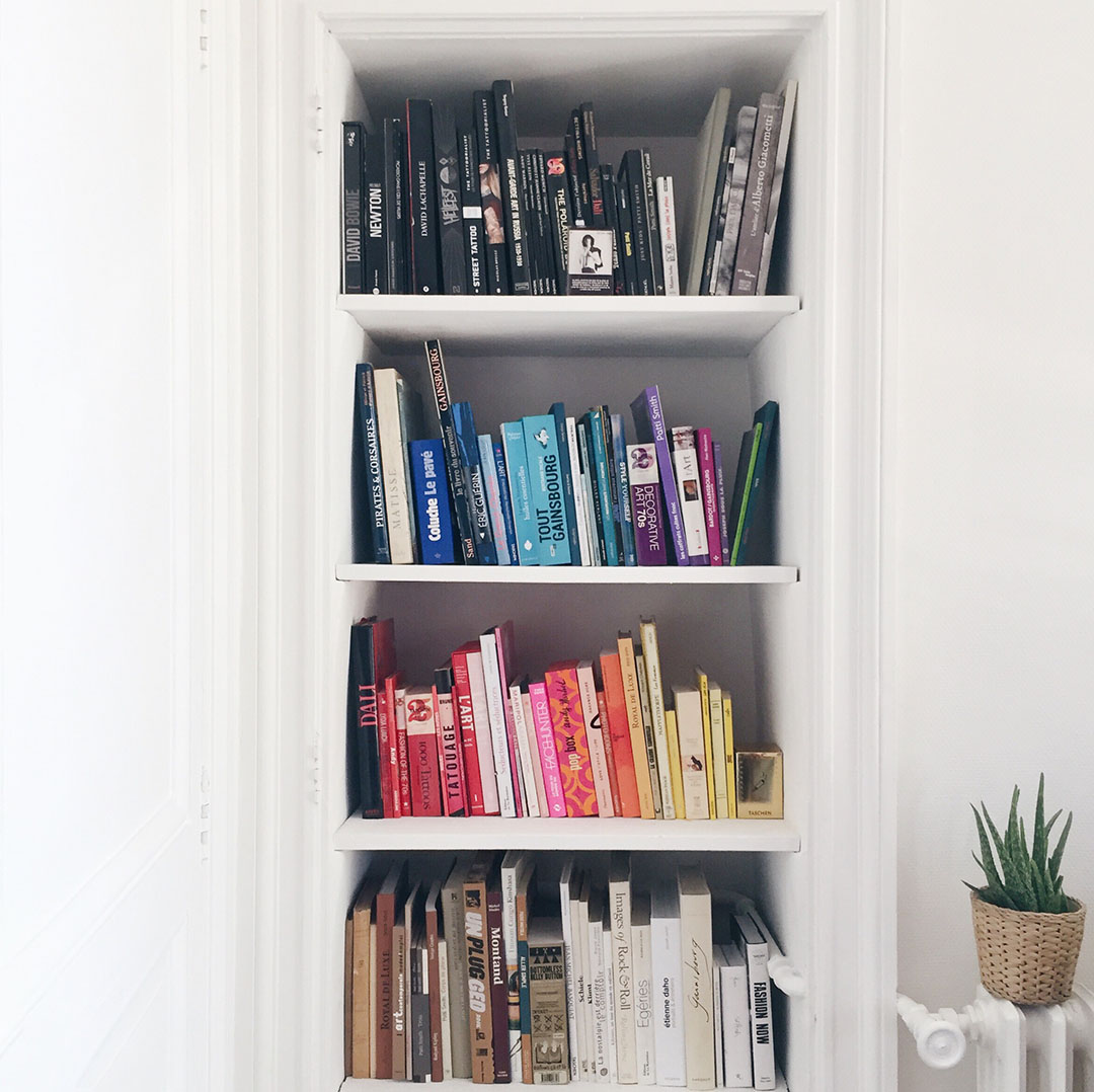 2_blog_mode_deco_bibliotheque_rangee_couleur